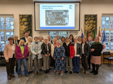 Empfang der Gold-Abiturientia des damaligen Mädchengymnasiums mit Initiatorin Rita Maus aus Bellinghoven (4. von rechts), Bürgermeister Stephan Muckel (4. von links) und dem ehemaligen Lehrer Hermann-Josef Wirtz (2. von links).