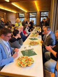 Sektempfang und Gelegenheit zum freundschaftlichen Austausch im Gerderather Bürgerhaus.