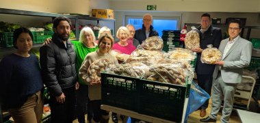 Die Übergabe von 100 süßen Brezeln an die Erkelenzer Tafel fand bereits im Dezember statt. Von rechts: Daniel Nobis (Kreiswasserwerk), Bürgermeister Stephan Muckel, Erster Beigeordneter Dr. Hans-Heiner Gotzen und Manfred Fröhlich mit seinem engagierten Team von der Tafel Erkelenz e.V.