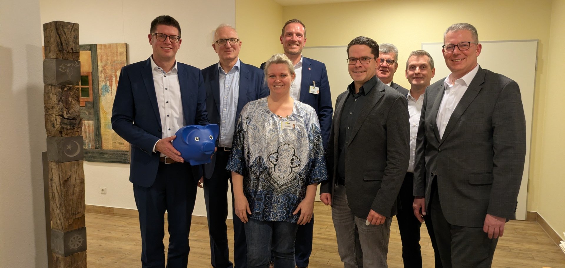 Das Hospiz in Erkelenz freut sich über die Spende in Höhe von 7.715,50 Euro. Von links:  Bürgermeister Stephan Muckel, Thomas Giessing (Kreissparkasse Heinsberg), Christina Ide-Weißen (Hospiz der Hermann-Josef-Stiftung), Jann Habbinga (Hermann-Josef-Stiftung), Thomas Knur (NEW AG), Thomas Brockers (Volksbank Heinsberg), Sven Frauenkorn (Volksbank Mönchengladbach) und Carsten Thören (Volksbank Mönchengladbach).