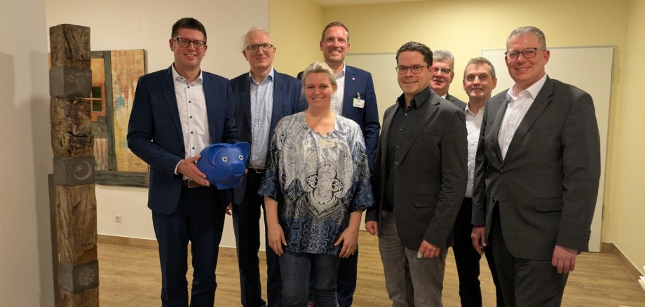 Das Hospiz in Erkelenz freut sich über die Spende in Höhe von 7.715,50 Euro. Von links:  Bürgermeister Stephan Muckel, Thomas Giessing (Kreissparkasse Heinsberg), Christina Ide-Weißen (Hospiz der Hermann-Josef-Stiftung), Jann Habbinga (Hermann-Josef-Stiftung), Thomas Knur (NEW AG), Thomas Brockers (Volksbank Heinsberg), Sven Frauenkorn (Volksbank Mönchengladbach) und Carsten Thören (Volksbank Mönchengladbach).