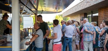 Menschenschlange am Foodtruck
