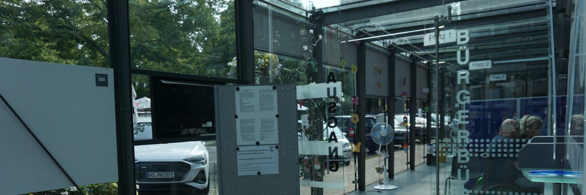 Foto der Glaswand im Bürgerbüro