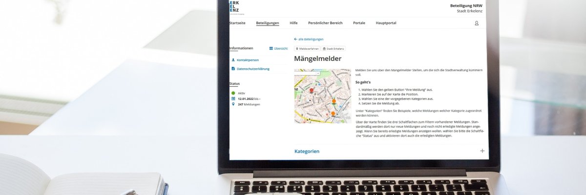 Geöffneter Laptop auf Tisch mit Screenshot des Mängelmelders