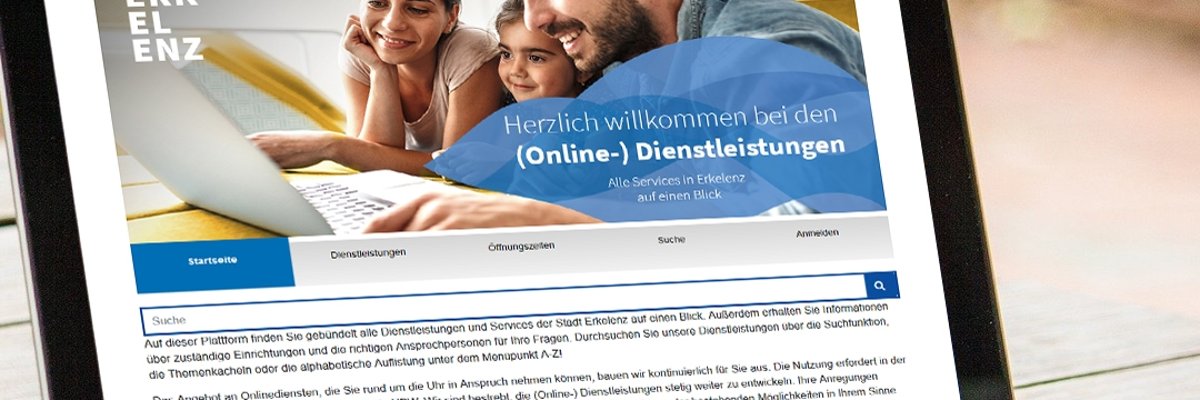 Laptop auf Tisch, Screenshot der Online-Dienstleistungen wird angezeigt