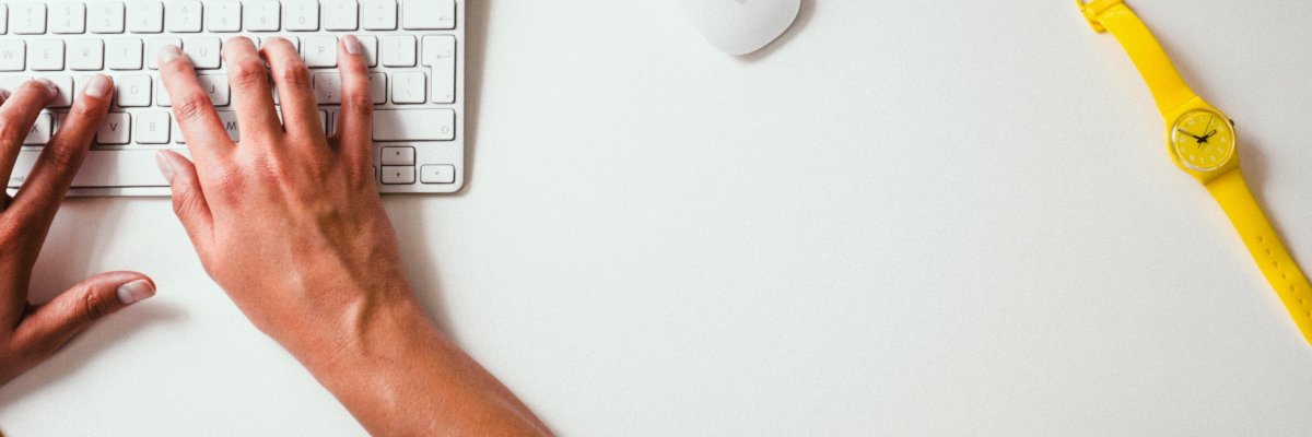 Person tippt auf Tastatur