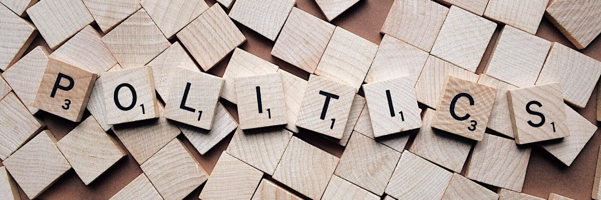 Das Wort "Politics", gelegt aus Holzklötzchen, auf denen Buchstaben gedruckt sind.