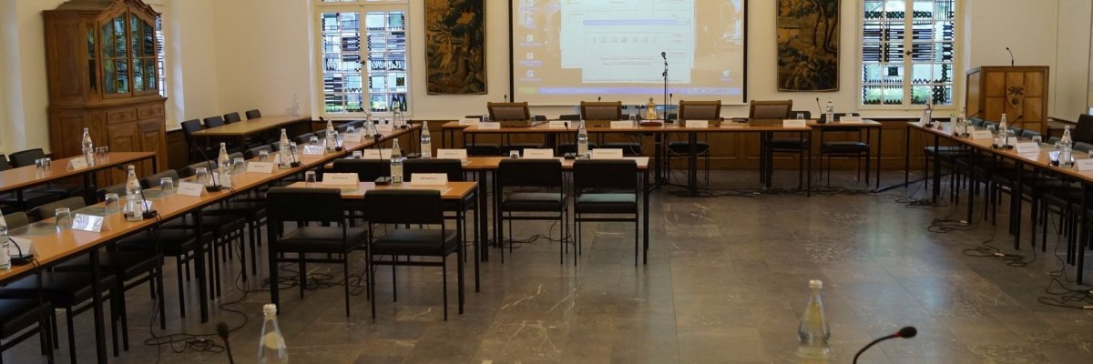 Der Sitzungssaal im Alten Rathaus mir der Bestuhlung für eine Sitzung des Rates der Stadt Erkelenz.