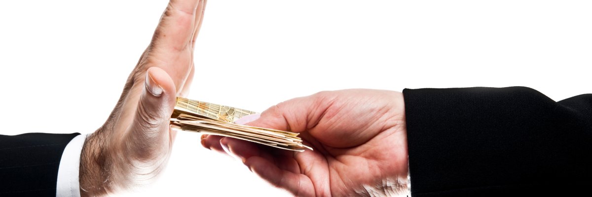 Mann lehnt angebotenes Geld ab