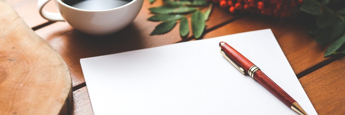 Papier und Stift auf einem Tisch