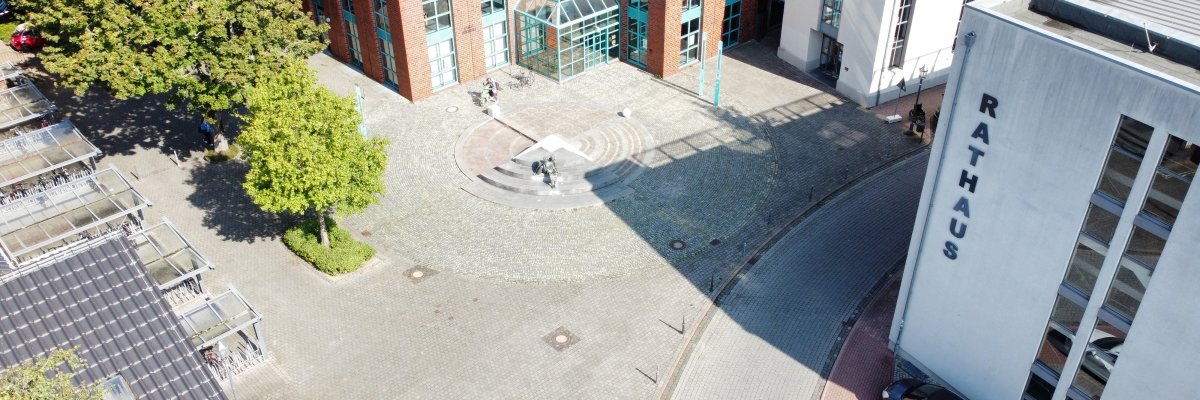 Drohnenaufnahme des Rathaus-Gebäudes