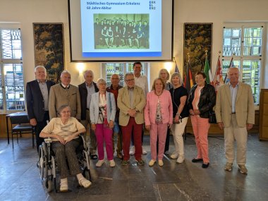 Abiturienten des Jahrgangs 1965, mit Initiator des Empfangs Manfred Benkel ganz links und Bürgermeister Stephan Muckel in der Mitte hinten.