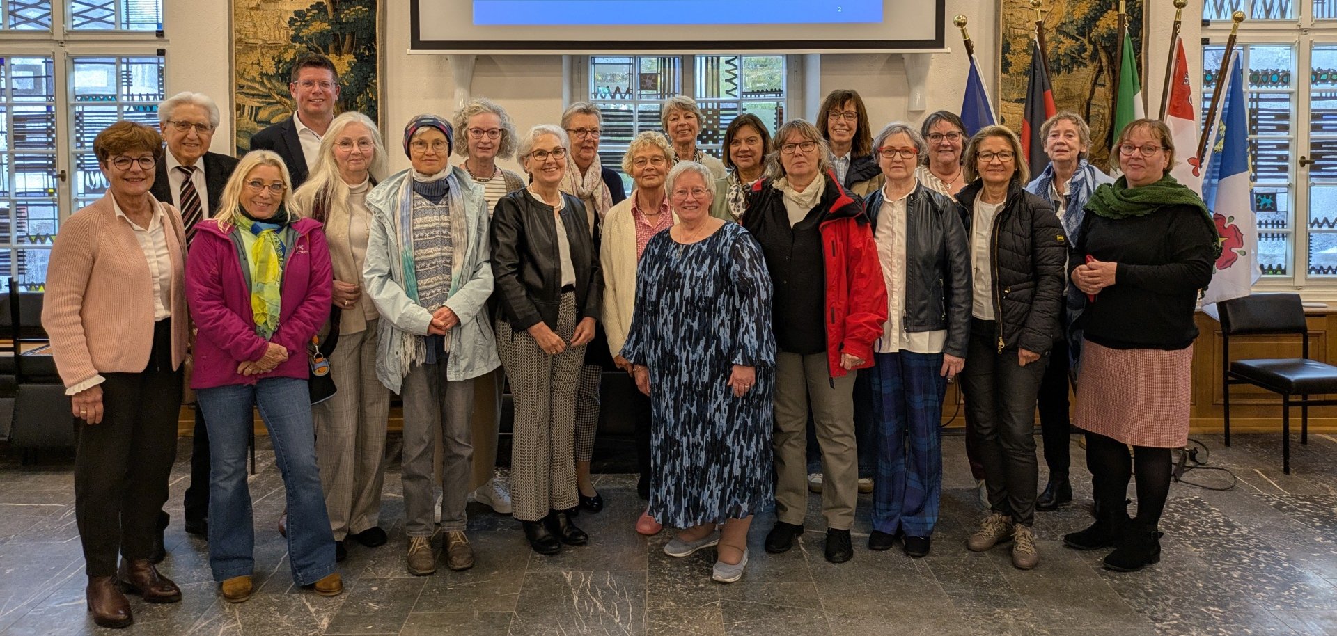 Empfang der Gold-Abiturientia des damaligen Mädchengymnasiums mit Initiatorin Rita Maus aus Bellinghoven (4. von rechts), Bürgermeister Stephan Muckel (4. von links) und dem ehemaligen Lehrer Hermann-Josef Wirtz (2. von links).