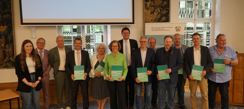 Beteiligte und Fraktionsvorsitzende erhielten das Entwicklungskonzept in gebundener Form