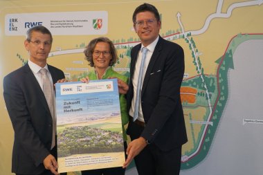 Von links nach rechts: Dr. Lars Kulik, Vorstandsmitglied der RWE Power AG, Ina Scharrenbach, Ministerin für Heimat, Kommunales, Bau und Digitalisierung und Bürgermeister Stephan Muckel unterzeichneten die Absichtserklärung