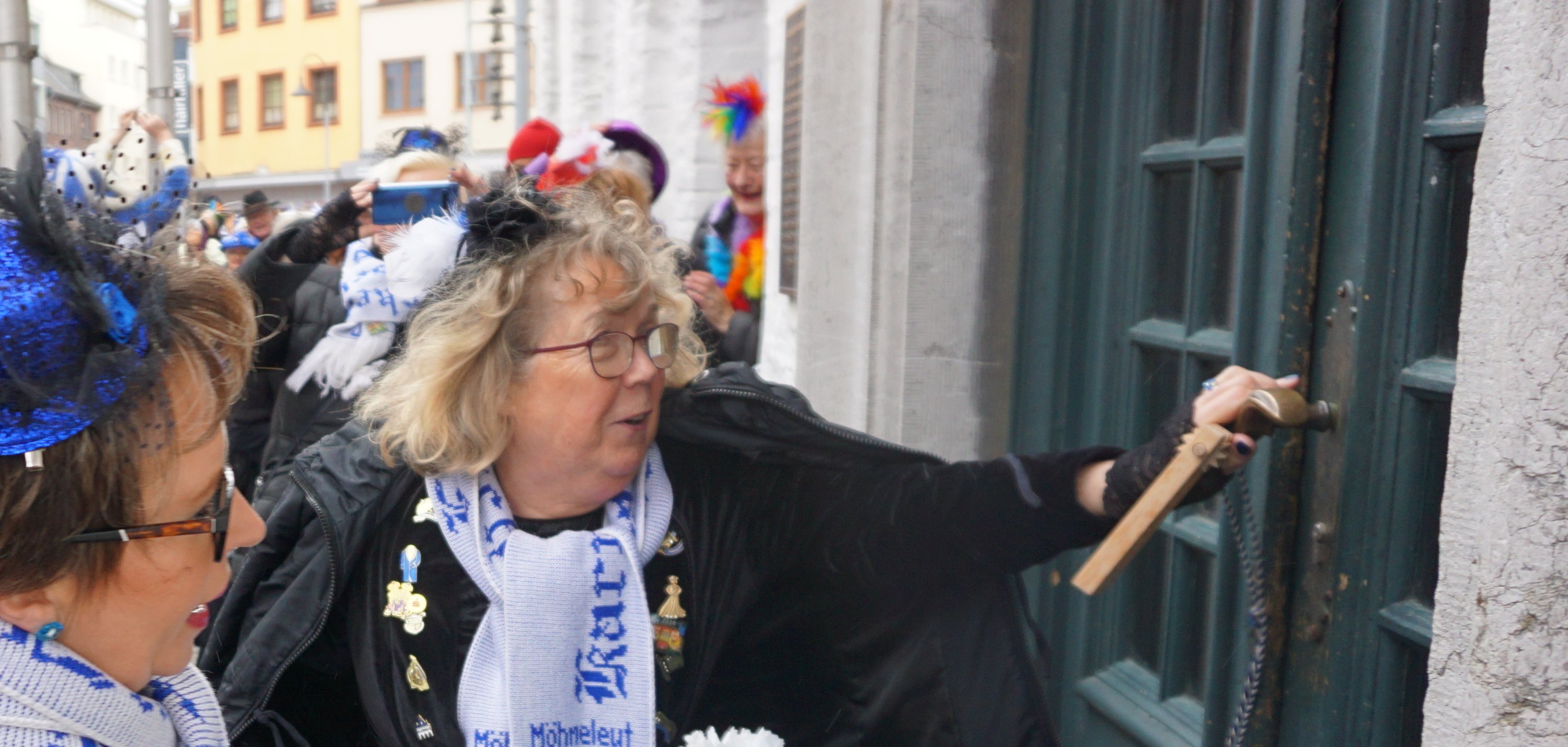 Möhnen mit Rammbock am Alten Rathaus