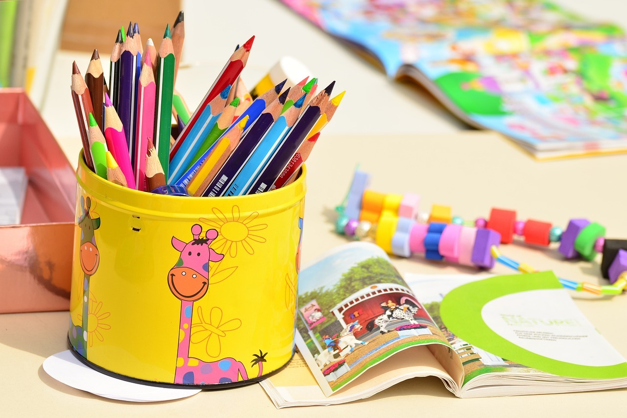 Buntstifte in Metallbox und Kinderspielzeug