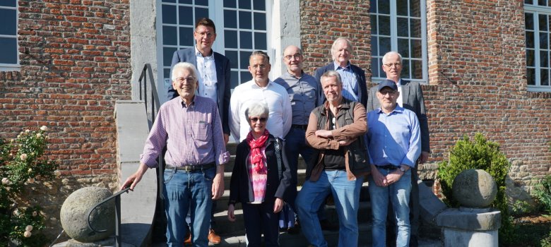 Die Audiostationen konnten nur im Team verwirklicht werden. Von links nach rechts stehen auf der Treppe hinter dem Herrenhaus: vorne: Georg Dulies, Ulla Rohrbeck, Georg Blank und Axel Schmidt (alle Mitglieder Förderverein Hohenbusch); hinten: Bürgermeister Stephan Muckel, Vereinsvorsitzender Frank Körfer sowie sein Vertreter Ansgar Lurweg, Heinz-Willi Wyen vom Förderverein und Kulturdezernent Dr. Hans-Heiner Gotzen