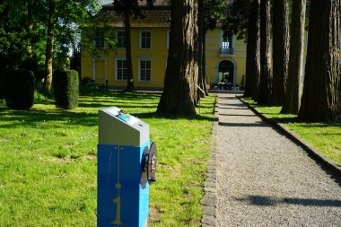Eine der Audiostationen steht auf dem Weg, der zum Herrenhaus führt.