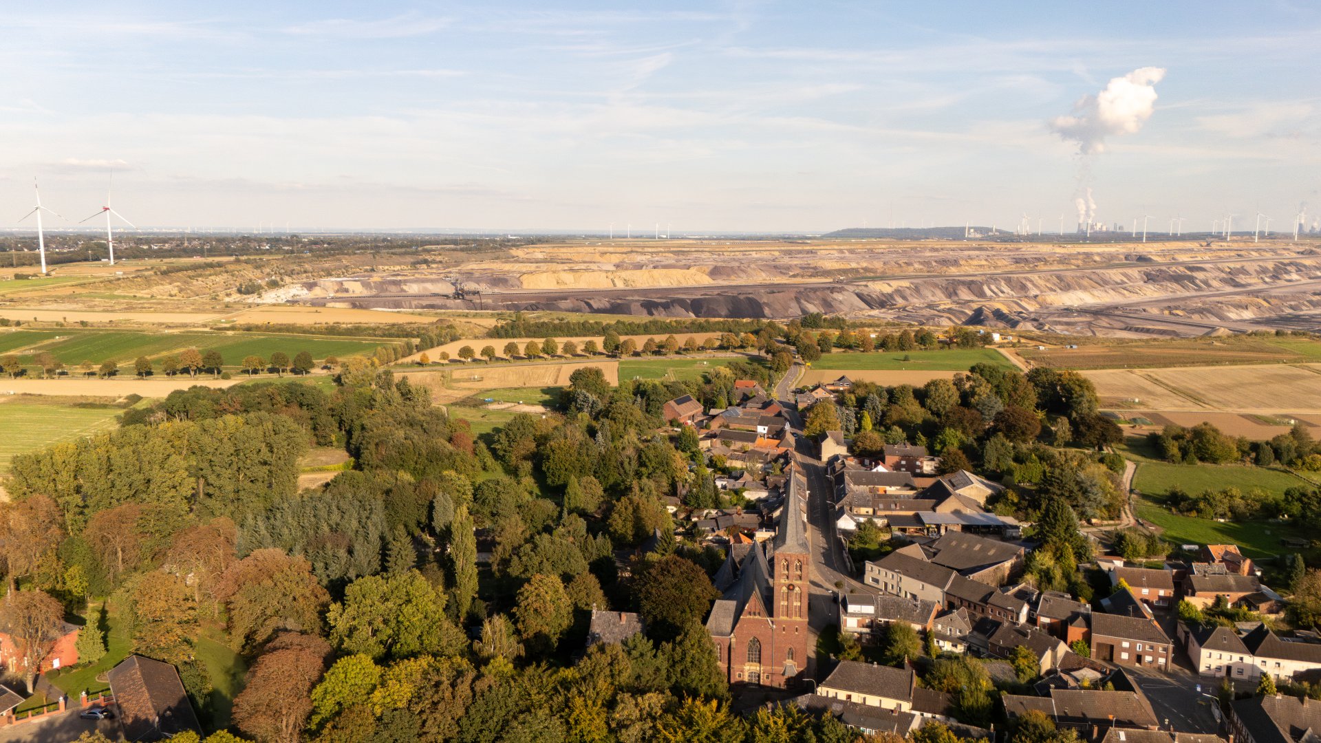 Luftbildaufnahme Dorf, im Hintergrund Tagebau