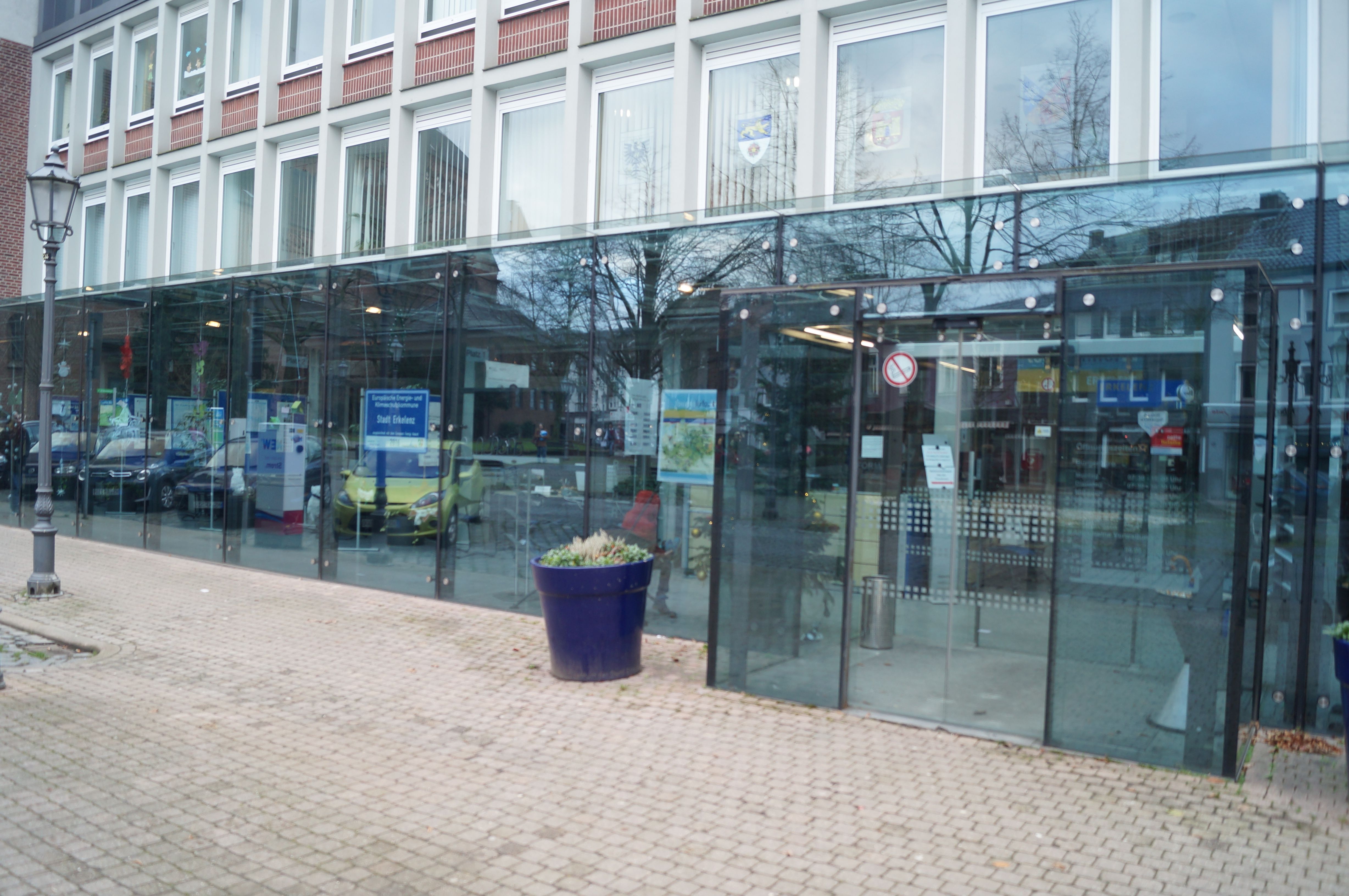 Eingang zur Stadtverwaltung Erkelenz mit Bürgerbüro