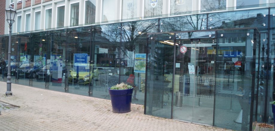 Eingang zur Stadtverwaltung Erkelenz mit Bürgerbüro