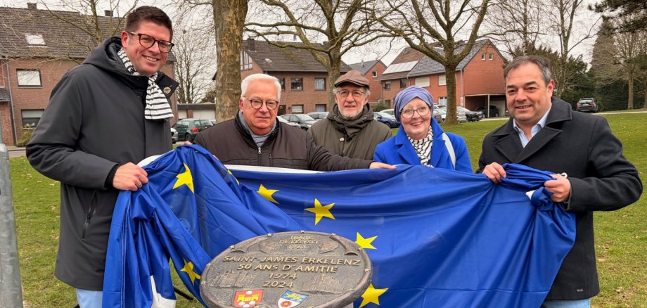 Bürgermeister Stephan Muckel, Yannick Duval vom Partnerschaftskomitee in Saint-James, Künstler Michael Franke, Maria Sprenger vom Partnerschaftskomitee in Erkelenz und Bürgermeister David Juquin aus Saint-James bei der Enthüllung des Bronze-Reliefs in Gerderath.