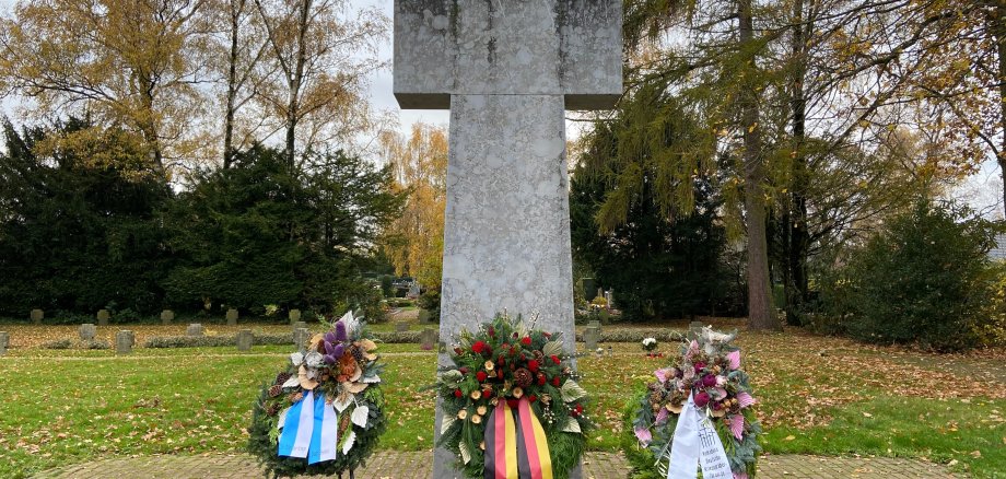 Kränze auf dem Erkelenzer Friedhof am Kriegerdenkmal