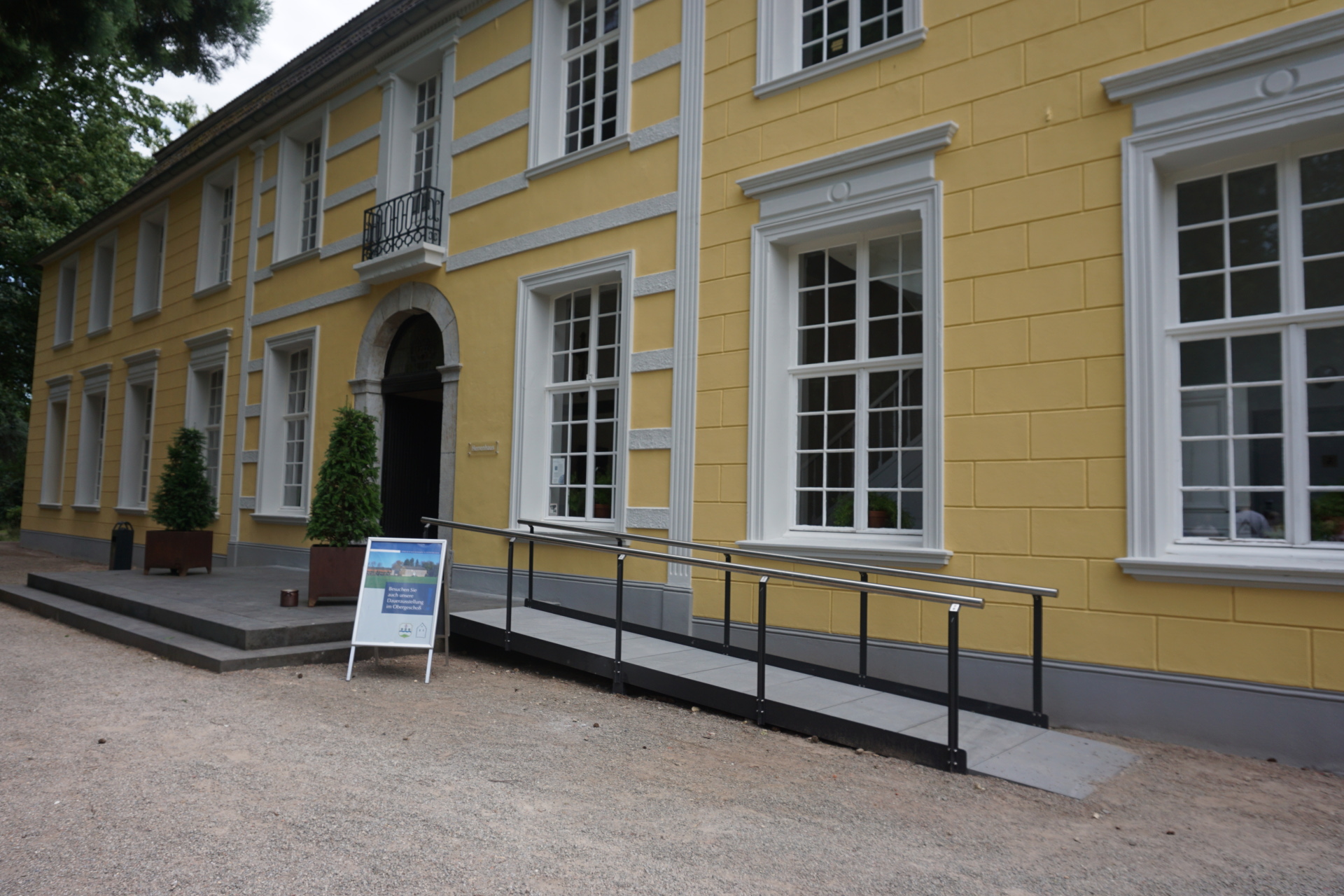 Die Natursteinrampe ermöglicht den Zugang über das Hauptportal des Herrenhauses.