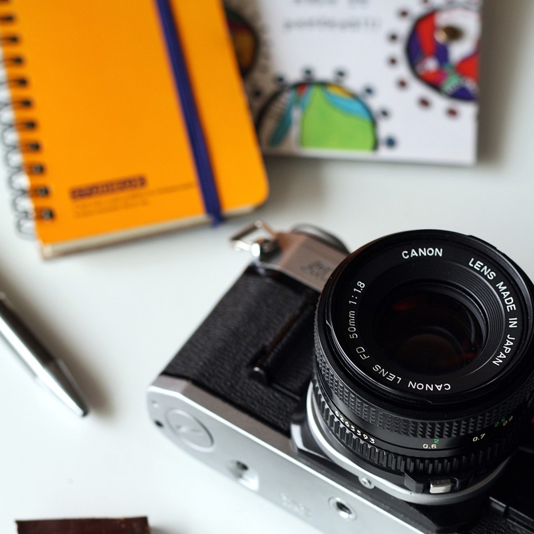 Kamera, Notizbuch und Stift
