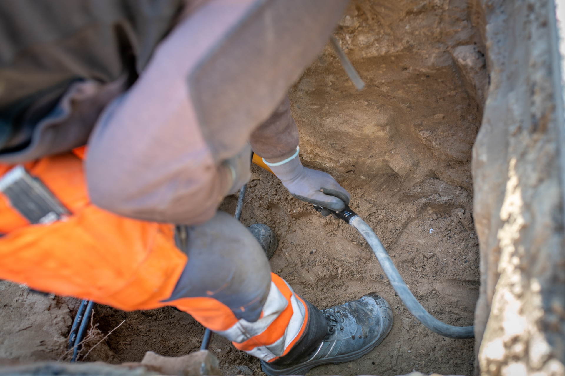 Arbeiter verlegt Anschluss für Gas, Gas Kabel für Hausanschluss