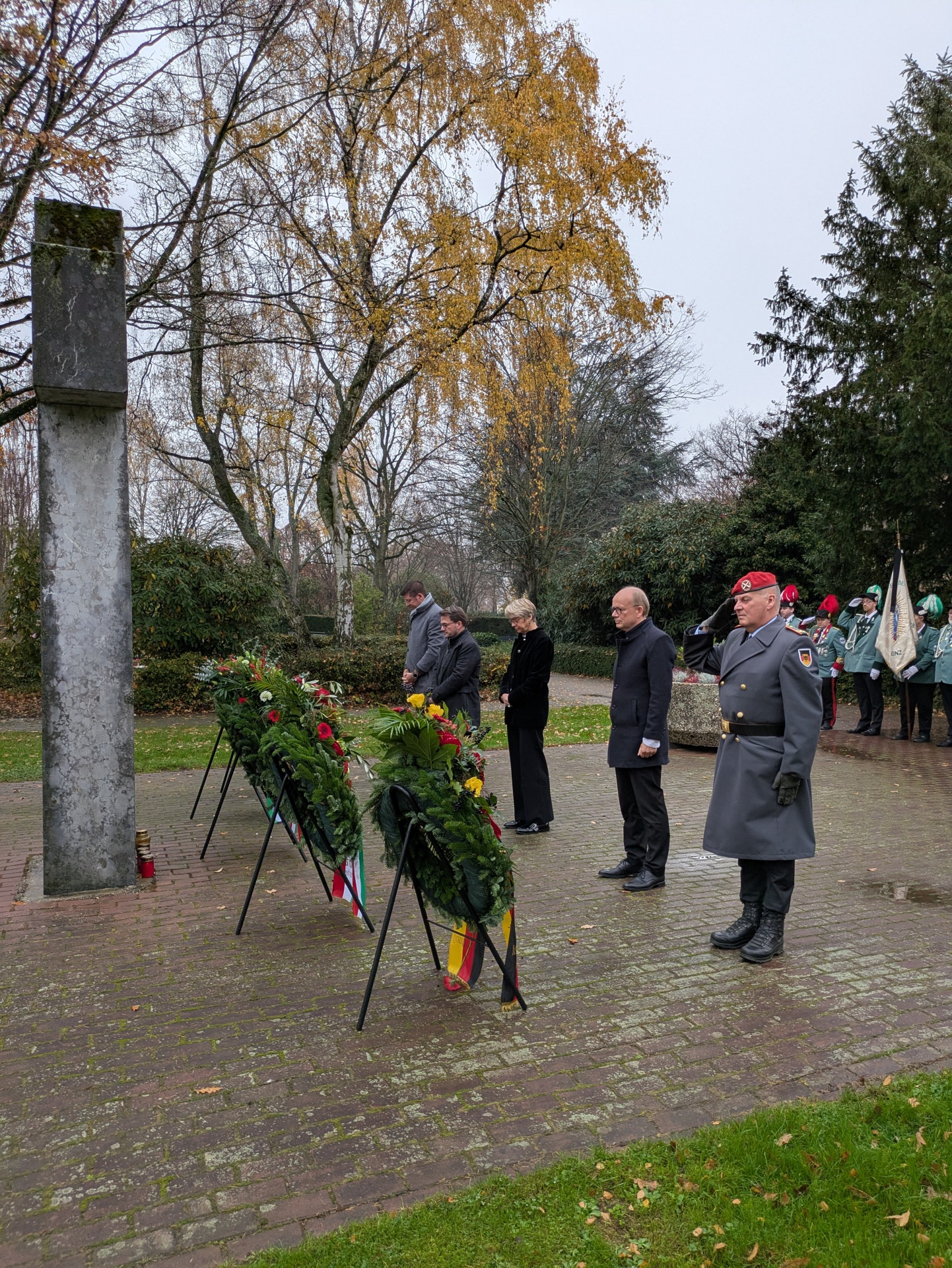 Von Links: Bürgermeister Stephan Muckel, Volksbund-Vorsitzender Thomas Kutschaty, Bildungsminsterin Dorothee Feller, Landtagspäsident André Kuper und Brigadegeneral Hans-Dieter Müller bei der Kranzniederlegung auf dem Friedhof an der Roermonderstraße.