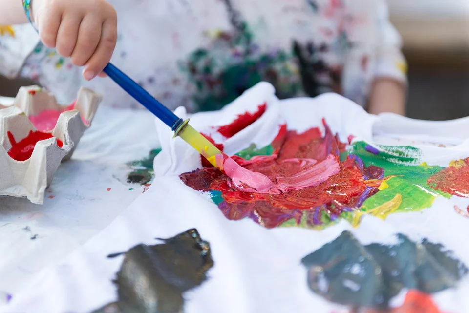 Kinderhand mit Pinsel und Farbe