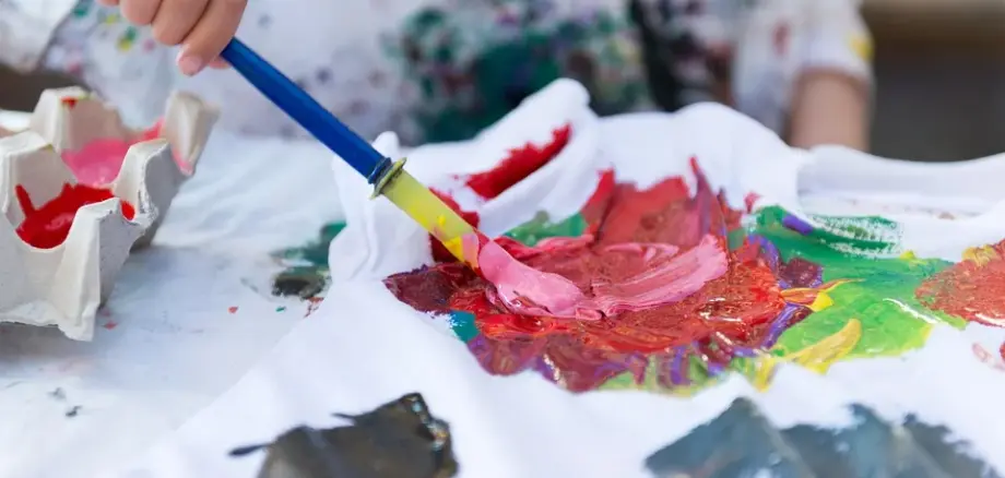 Kinderhand mit Pinsel und Farbe