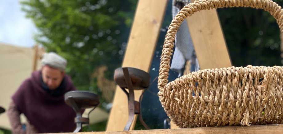 Korb und Tisch in einem Lager auf dem Mittelaltermarkt