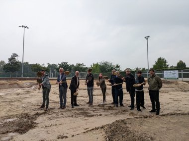 Griffen trotz Regen motiviert zum Spaten: Bürgermeister Stephan Muckel, Erster Beigeordneter Dr. Hans-Heiner Gotzen, Technischer Beigeordneter Ansgar Lurweg, Frank Klömpges (GaLaBau Frissen & Zohren), Anja Minkenberg (Leiterin Baubetriebs- und Grünflächenamt), Ralf Schwarzenberg (Leiter Amt für Kinder, Jugend, Familie und Soziales), Daniel Schreitmüller (Planungsbüro Landskate), Michael Kutz (Vorsitz Jugendhilfeausschuss) sowie David Zieten und Sebastian Birx aus den Reihen der an der Planung beteiligten Skater*innen (von links).