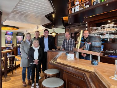 Gruppenfoto im neuen Bier- und Caféhaus