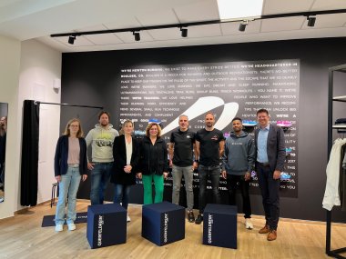 Neu in Erkelenz: „Querfeldrein Sports“ mit dem Schwerpunkt „Laufschuhe“. Zur Begrüßung kamen neben Bürgermeister Stephan Muckel (rechts) auch (von links) Jutta Pützhoven (Gewerbering e. V.), Hagen Heidmann (Dein Erkelenz), Karin Masuch (Stadtmarketing Erkelenz), Astrid Vosdellen (Hauseigentümerin), Daniel Zieten (Geschäftsführer), Christoph Lohse (Geschäftsführer) und Joao Paulo DaSilva Santos (Storemanager)