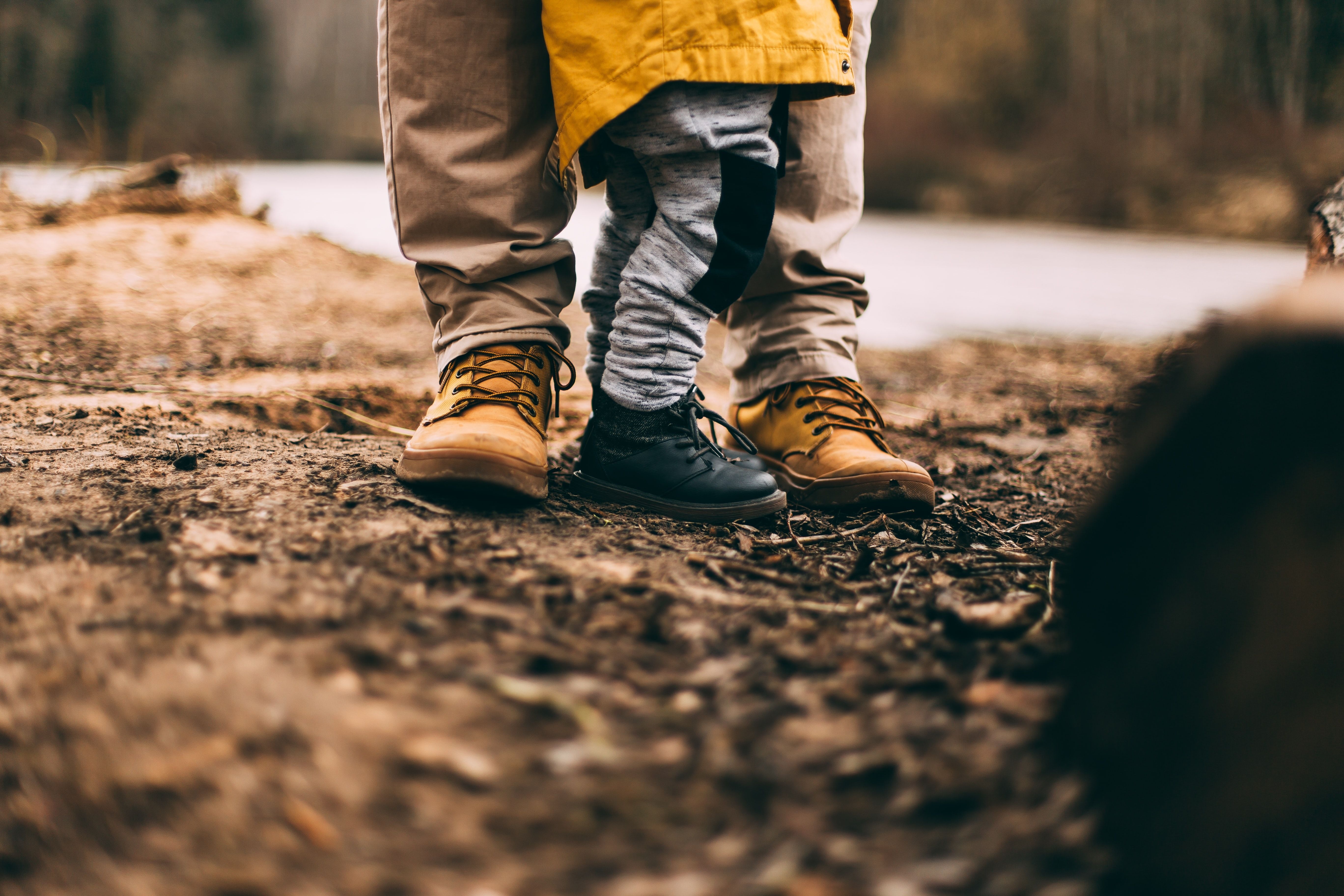 Vater mit Kind in der Natur