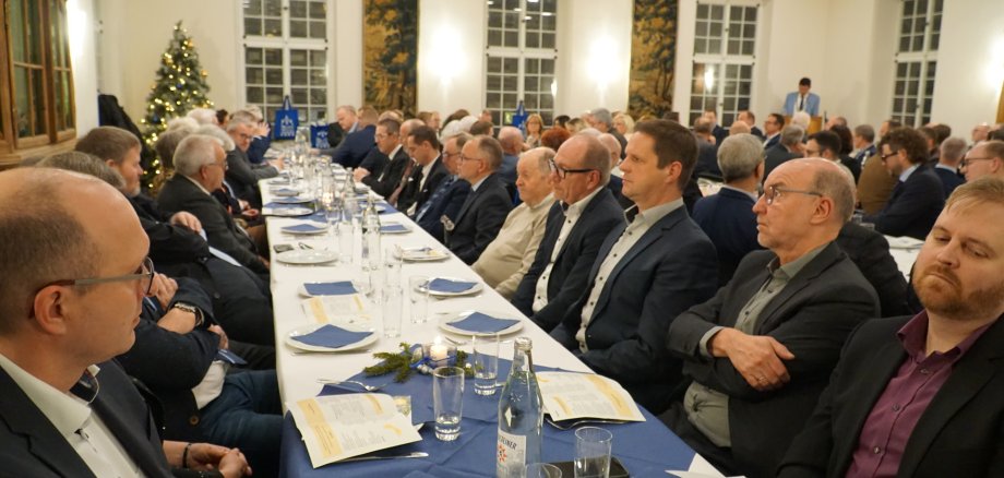Das Schöffenessen ist für rund 140 Menschen aus Politik, Vereinen und Wirtschaft traditionell einer der letzten Termine im Jahr und dient dem Jahresrückblick und der Gelegenheit zum Austausch im Alten Rathaus.