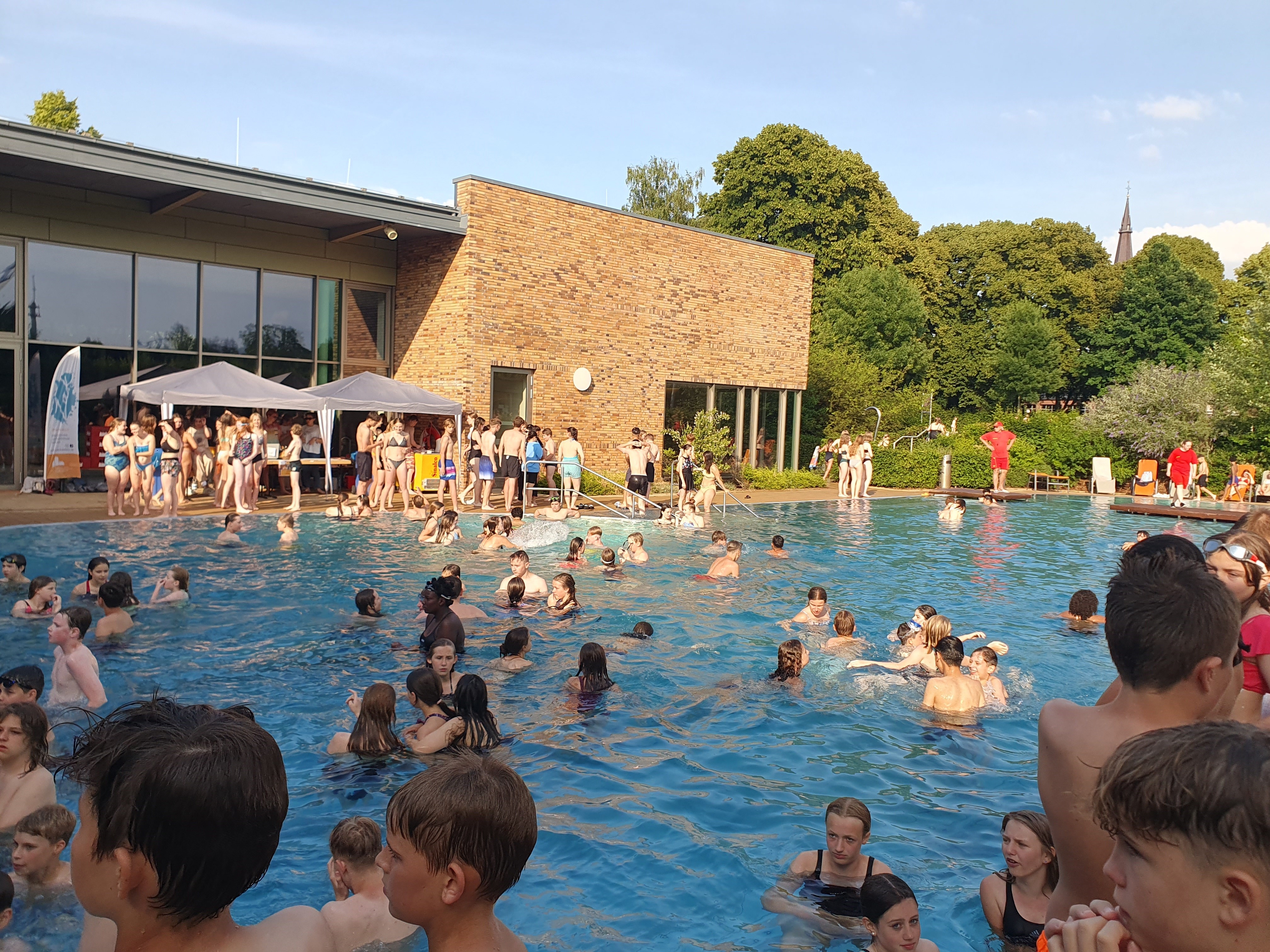 Bild der Party im Freibad aus dem letzten Jahr