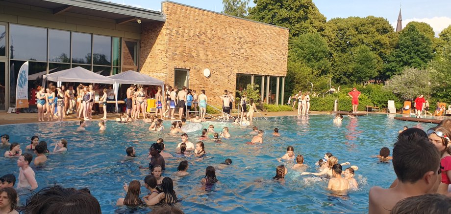 Bild der Party im Freibad aus dem letzten Jahr