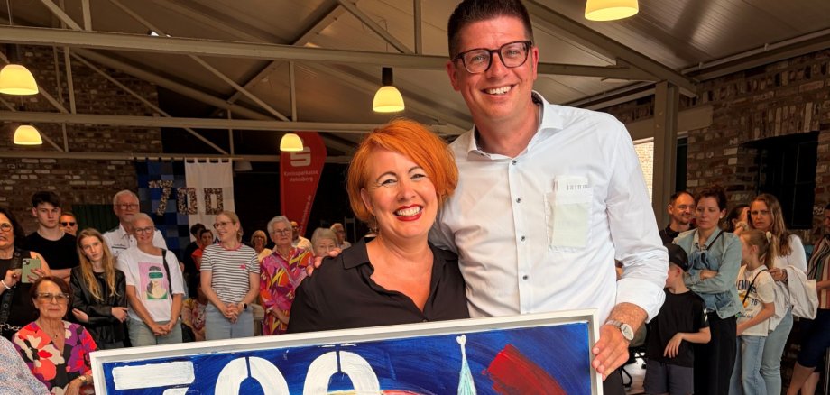 Bürgermeister Stephan Muckel gratuliert Preisträgerin Yvonne Kalfhues, die mit ihrem Bild „ERKELOVE“ den ersten Platz in der Kategorie „Malen“, Altersgruppe „Erwachsene“ belegt hat. Bürgermeister Stephan Muckel gratuliert Preisträgerin Yvonne Kalfhues, die mit ihrem Bild „ERKELOVE“ den ersten Platz in der Kategorie „Malen“, Altersgruppe „Erwachsene“ belegt hat.