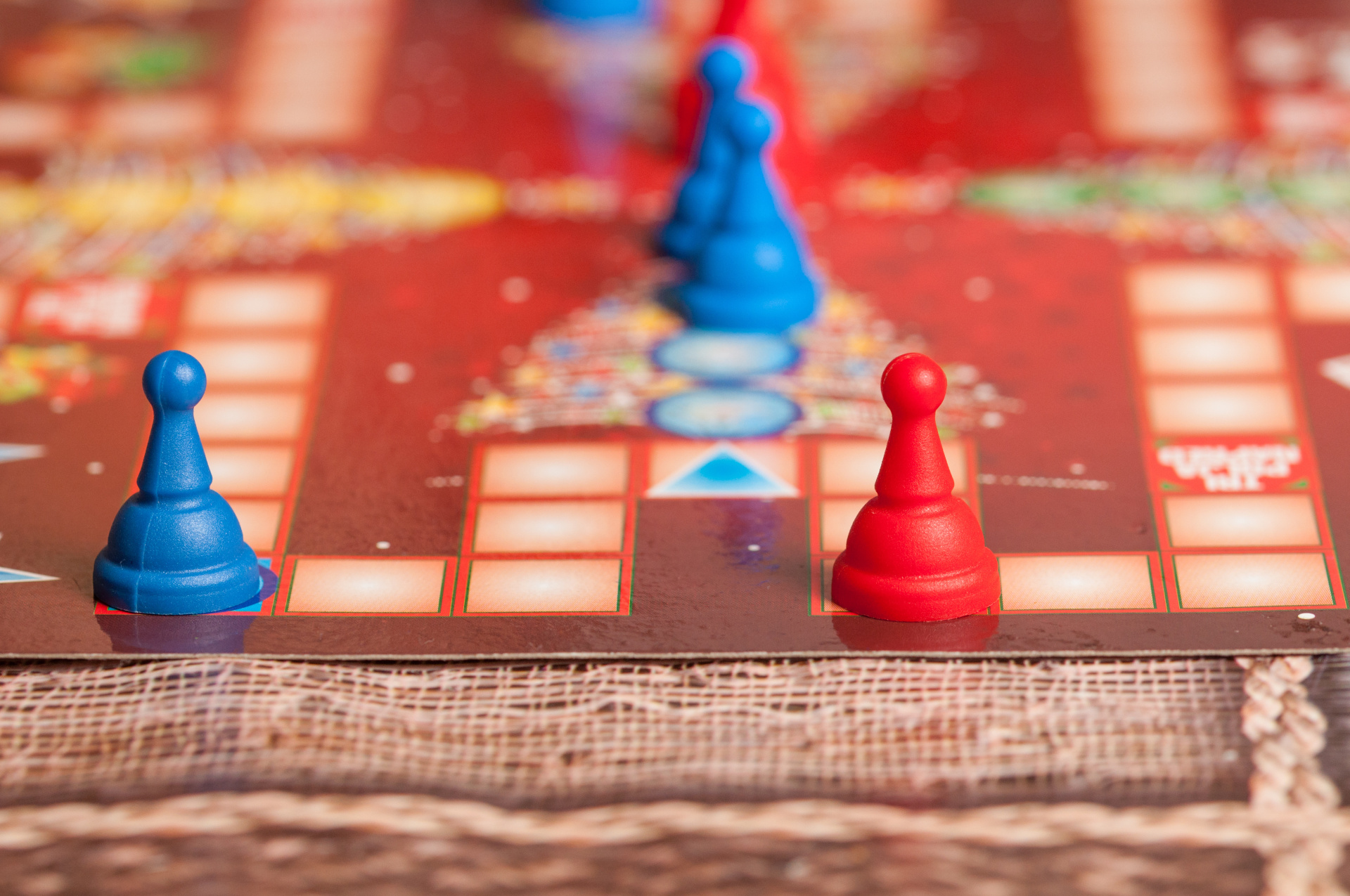 Social game.Blue and red figure. Brettspiel mit Figuren
