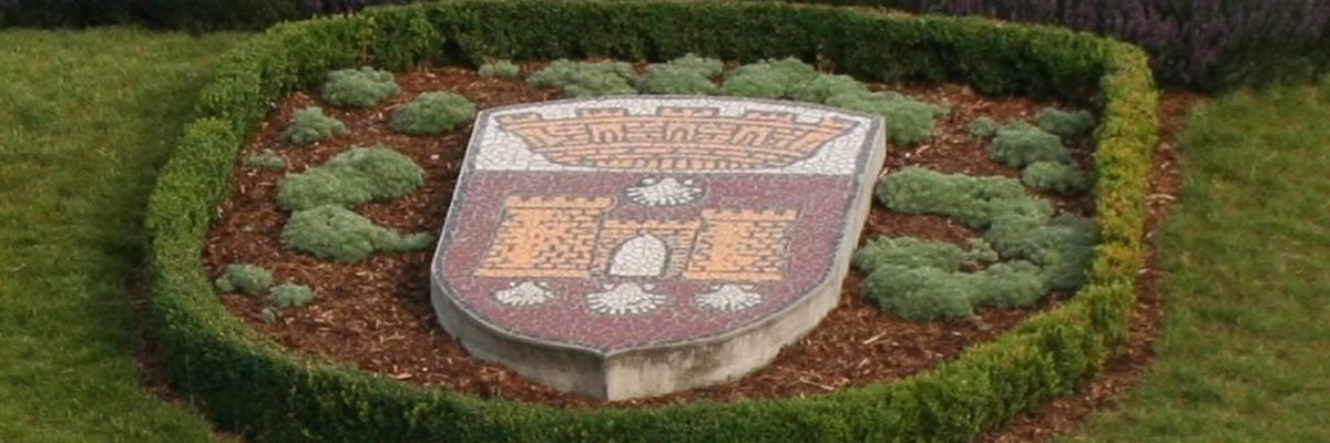 Das Wappen von Saint-James am Kreisverkehr an der Aachener Straße/Gewerbestraße Süd