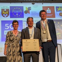 Bürgermeister David Juquin erhielt die Ehrennadel von Bürgermeister Stephan Muckel.