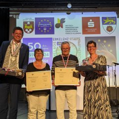 Guy und Janine Lemenager erhielten die Ehrennadel von Bürgermeister Stephan Muckel.