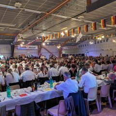 Geselliges Beisammensein in der Festhalle