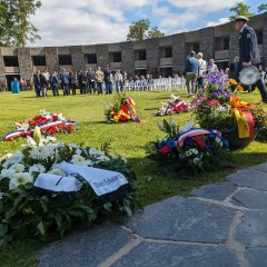 Kränze auf dem deutschen Soldatenfriedhof