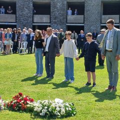 Kranzniederlegung auf dem deutschen Soldatenfriedhof
